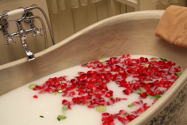 bain lait et pétales de rose