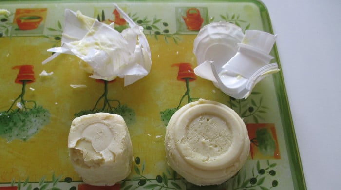 Démoulage des savons en pots de yaourt